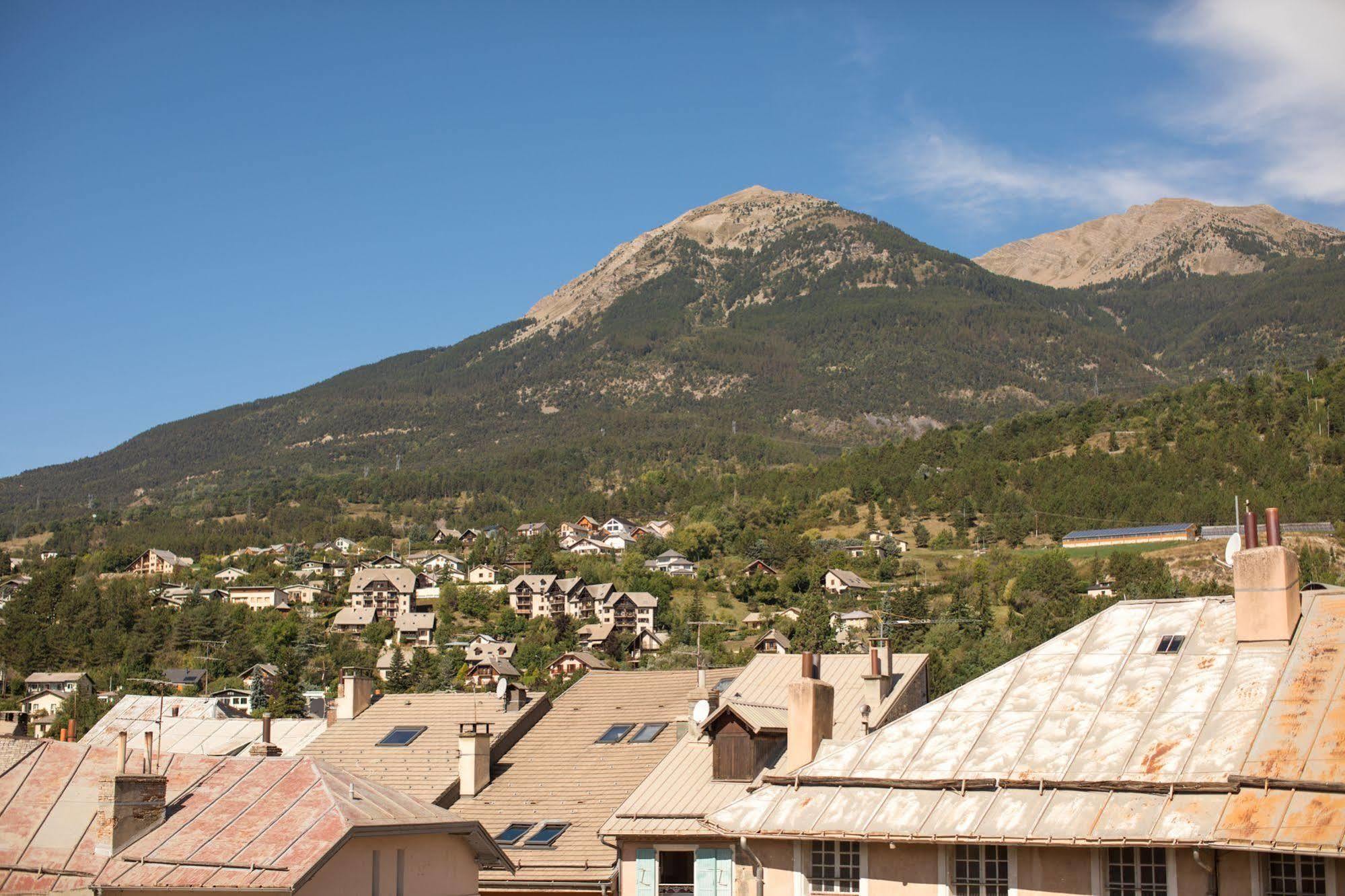 Logis - Hotel De La Mairie Embrun Exterior foto