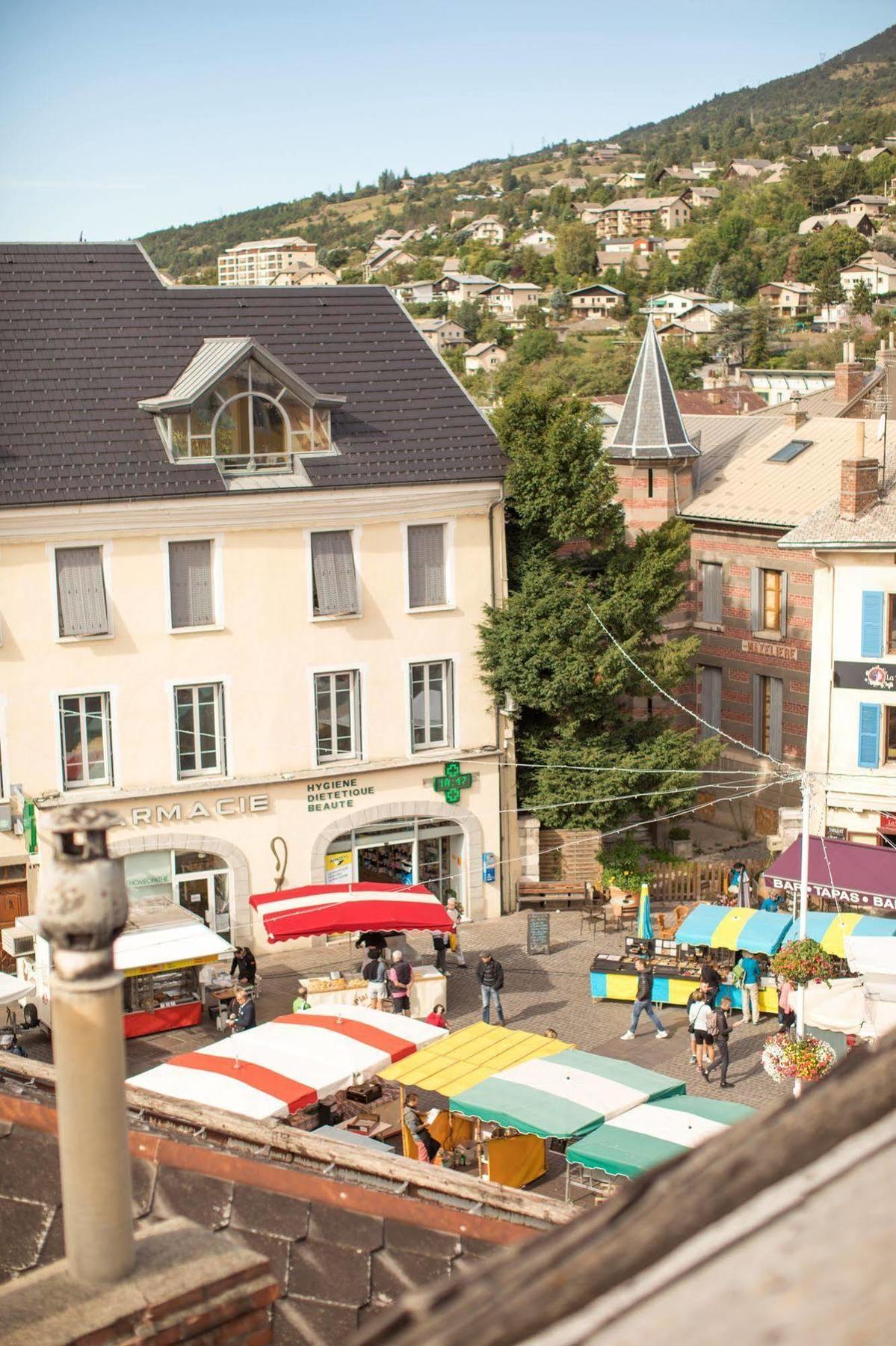 Logis - Hotel De La Mairie Embrun Exterior foto